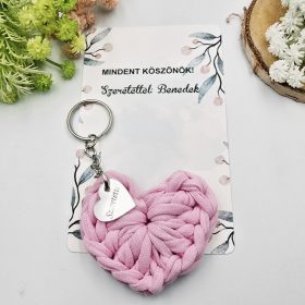 Ajándék tanító néninek, óvó néninek, horgolt szív kulcstartó gravírozott medállal, egyedi ajándékkártyán 