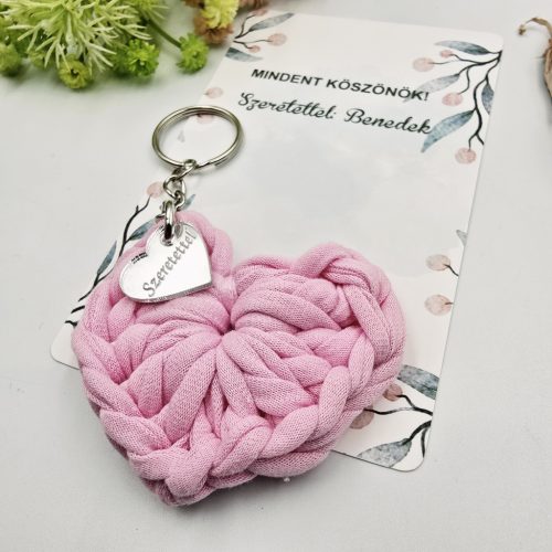 Ajándék tanító néninek, óvó néninek, horgolt szív kulcstartó gravírozott medállal, egyedi ajándékkártyán 