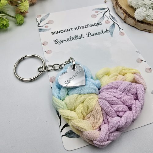 Ajándék tanító néninek, óvó néninek, horgolt szív kulcstartó gravírozott medállal, egyedi ajándékkártyán 