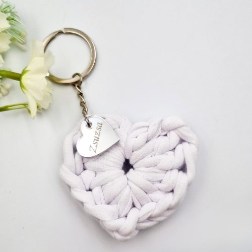 Ajándék tanító néninek, óvó néninek, horgolt szív kulcstartó gravírozott medállal, egyedi ajándékkártyán 