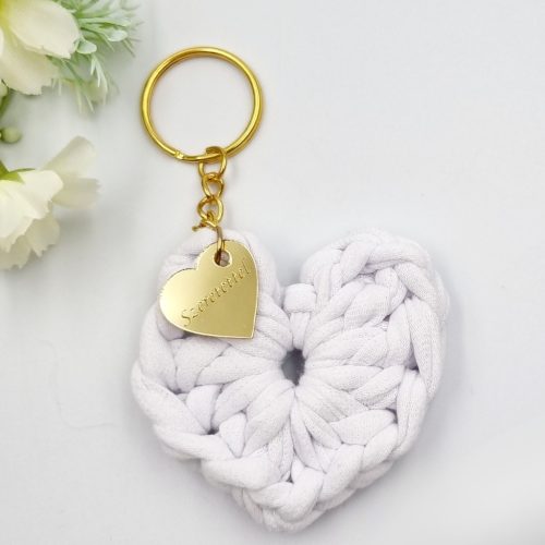 Ajándék tanító néninek, óvó néninek, horgolt szív kulcstartó gravírozott medállal, egyedi ajándékkártyán 