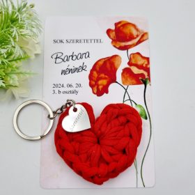 Ajándék tanító néninek, óvó néninek, horgolt szív kulcstartó gravírozott medállal, egyedi ajándékkártyán 