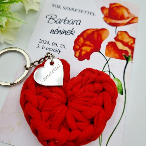 Ajándék tanító néninek, óvó néninek, horgolt szív kulcstartó gravírozott medállal, egyedi ajándékkártyán 