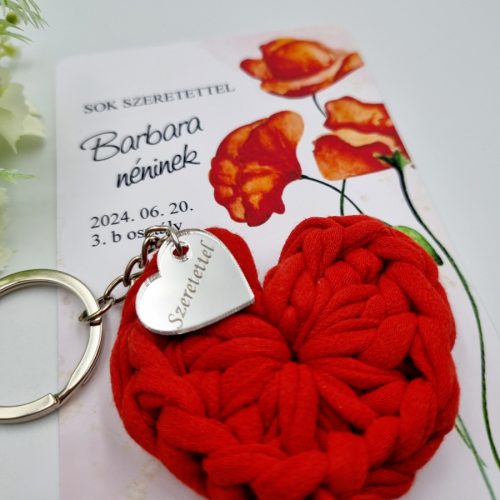 Ajándék tanító néninek, óvó néninek, horgolt szív kulcstartó gravírozott medállal, egyedi ajándékkártyán 