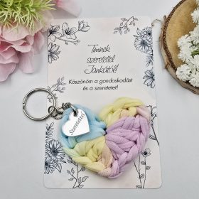 Ajándék tanító néninek, óvó néninek, horgolt szív kulcstartó gravírozott medállal, egyedi ajándékkártyán 