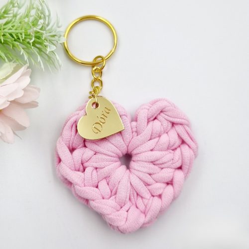 Ajándék tanító néninek, óvó néninek, horgolt szív kulcstartó gravírozott medállal, egyedi ajándékkártyán 