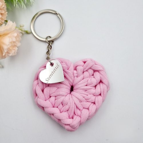 Ajándék tanító néninek, óvó néninek, horgolt szív kulcstartó gravírozott medállal, egyedi ajándékkártyán 