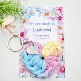 Ajándék tanító néninek, óvó néninek, horgolt szív kulcstartó gravírozott medállal, egyedi ajándékkártyán