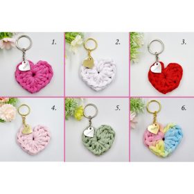 Ajándék tanító néninek, óvó néninek, horgolt szív kulcstartó gravírozott medállal, egyedi ajándékkártyán