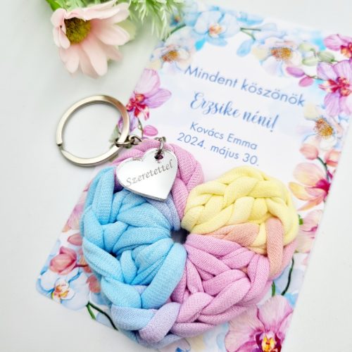 Ajándék tanító néninek, óvó néninek, horgolt szív kulcstartó gravírozott medállal, egyedi ajándékkártyán