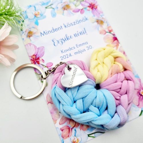 Ajándék tanító néninek, óvó néninek, horgolt szív kulcstartó gravírozott medállal, egyedi ajándékkártyán