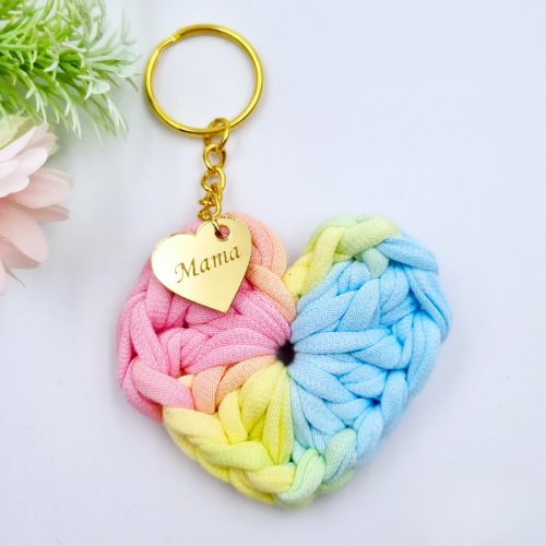 Ajándék tanító néninek, óvó néninek, horgolt szív kulcstartó gravírozott medállal, egyedi ajándékkártyán