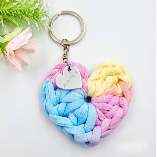 Ajándék tanító néninek, óvó néninek, horgolt szív kulcstartó gravírozott medállal, egyedi ajándékkártyán