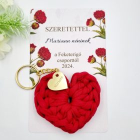 Ajándék tanító néninek, óvó néninek, horgolt szív kulcstartó gravírozott medállal, egyedi ajándékkártyán 