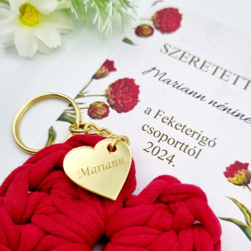 Ajándék tanító néninek, óvó néninek, horgolt szív kulcstartó gravírozott medállal, egyedi ajándékkártyán 