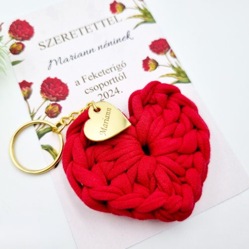 Ajándék tanító néninek, óvó néninek, horgolt szív kulcstartó gravírozott medállal, egyedi ajándékkártyán 