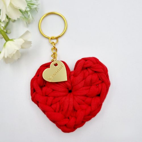 Ajándék tanító néninek, óvó néninek, horgolt szív kulcstartó gravírozott medállal, egyedi ajándékkártyán 