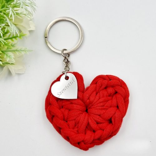 Ajándék tanító néninek, óvó néninek, horgolt szív kulcstartó gravírozott medállal, egyedi ajándékkártyán 