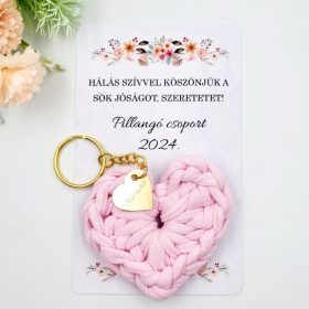Ajándék tanító néninek, óvó néninek, horgolt szív kulcstartó gravírozott medállal, egyedi ajándékkártyán