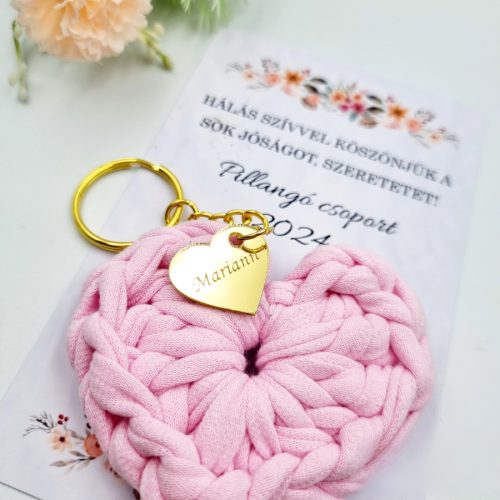 Ajándék tanító néninek, óvó néninek, horgolt szív kulcstartó gravírozott medállal, egyedi ajándékkártyán