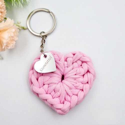 Ajándék tanító néninek, óvó néninek, horgolt szív kulcstartó gravírozott medállal, egyedi ajándékkártyán