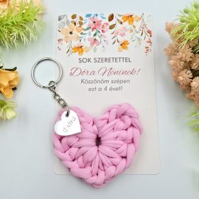 Ajándék tanító néninek, óvó néninek, horgolt szív kulcstartó gravírozott medállal, egyedi ajándékkártyán 