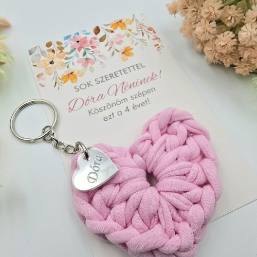 Ajándék tanító néninek, óvó néninek, horgolt szív kulcstartó gravírozott medállal, egyedi ajándékkártyán 