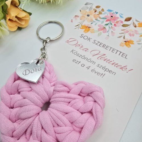 Ajándék tanító néninek, óvó néninek, horgolt szív kulcstartó gravírozott medállal, egyedi ajándékkártyán 