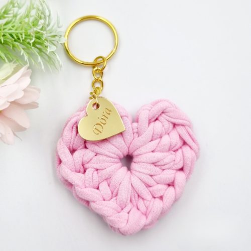 Ajándék tanító néninek, óvó néninek, horgolt szív kulcstartó gravírozott medállal, egyedi ajándékkártyán 