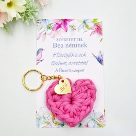 Ajándék tanító néninek, óvó néninek, horgolt szív kulcstartó gravírozott medállal, egyedi ajándékkártyán