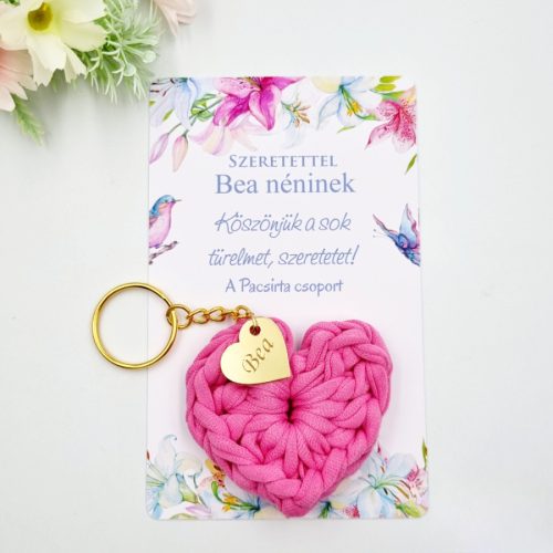 Horgolt szív kulcstartó gravírozott medállal, egyedi ajándékkártyán - 9 (több szín szín)