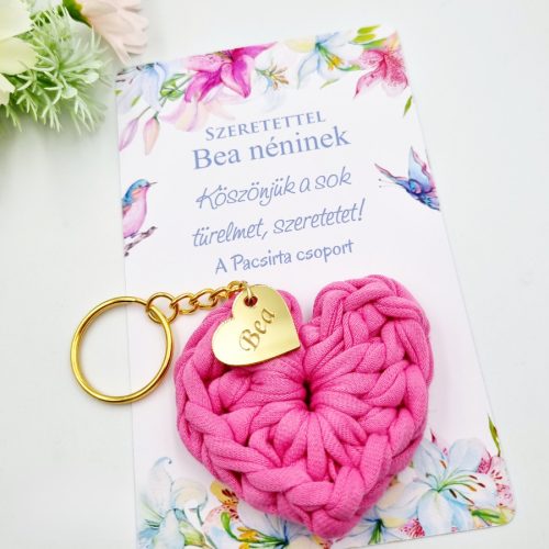 Ajándék tanító néninek, óvó néninek, horgolt szív kulcstartó gravírozott medállal, egyedi ajándékkártyán