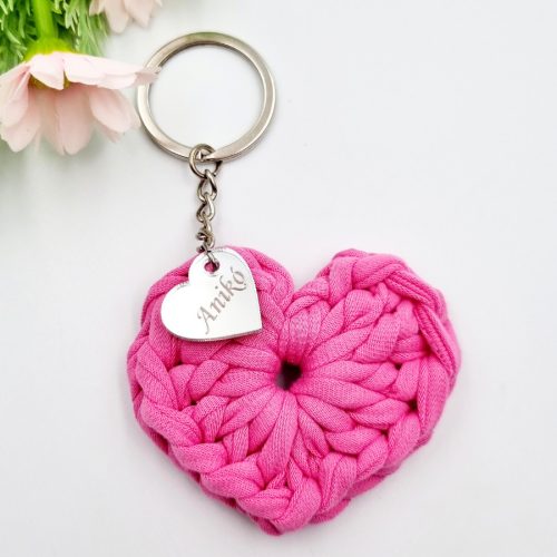 Ajándék tanító néninek, óvó néninek, horgolt szív kulcstartó gravírozott medállal, egyedi ajándékkártyán