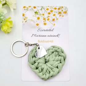 Ajándék tanító néninek, óvó néninek, horgolt szív kulcstartó gravírozott medállal, egyedi ajándékkártyán 