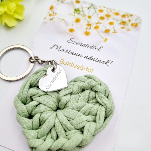 Ajándék tanító néninek, óvó néninek, horgolt szív kulcstartó gravírozott medállal, egyedi ajándékkártyán 