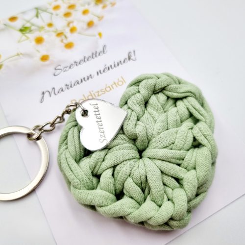 Ajándék tanító néninek, óvó néninek, horgolt szív kulcstartó gravírozott medállal, egyedi ajándékkártyán 