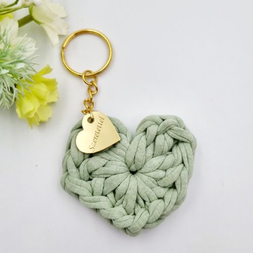 Ajándék tanító néninek, óvó néninek, horgolt szív kulcstartó gravírozott medállal, egyedi ajándékkártyán 