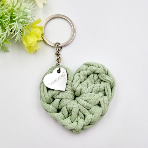 Ajándék tanító néninek, óvó néninek, horgolt szív kulcstartó gravírozott medállal, egyedi ajándékkártyán 