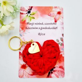 Ajándék tanító néninek, óvó néninek, horgolt szív kulcstartó gravírozott medállal, egyedi ajándékkártyán 