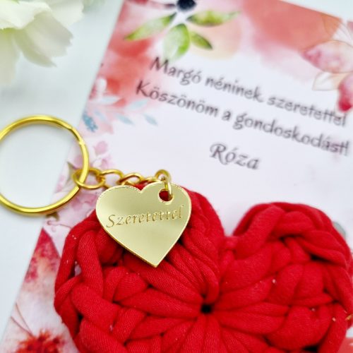 Ajándék tanító néninek, óvó néninek, horgolt szív kulcstartó gravírozott medállal, egyedi ajándékkártyán 