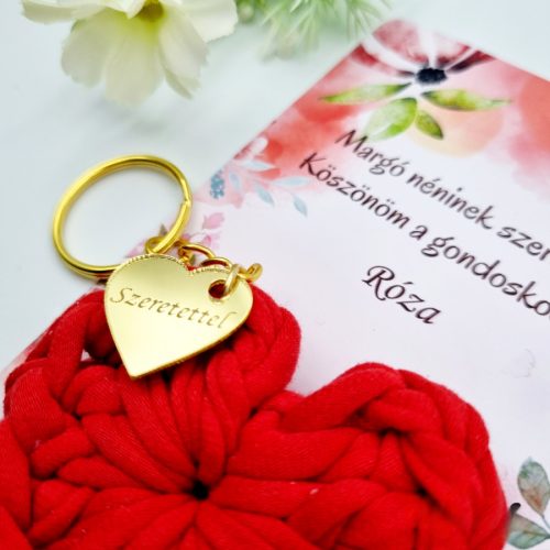 Ajándék tanító néninek, óvó néninek, horgolt szív kulcstartó gravírozott medállal, egyedi ajándékkártyán 