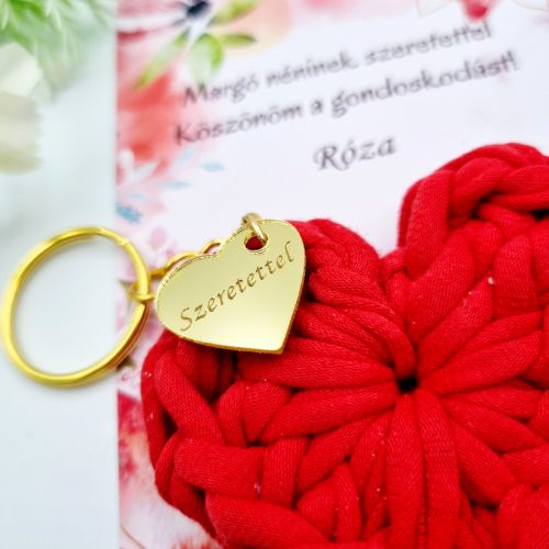 Ajándék tanító néninek, óvó néninek, horgolt szív kulcstartó gravírozott medállal, egyedi ajándékkártyán 