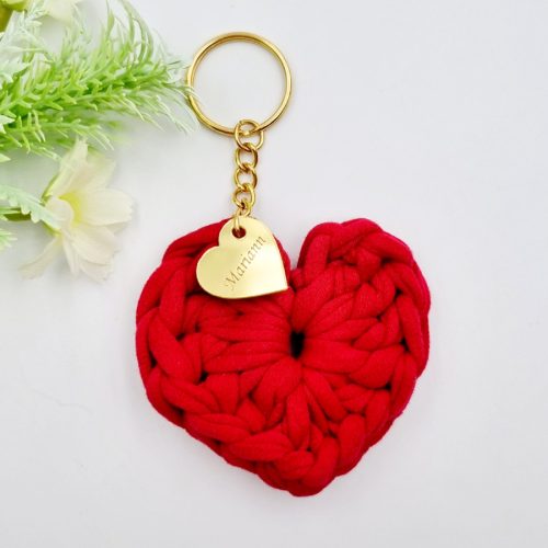 Ajándék tanító néninek, óvó néninek, horgolt szív kulcstartó gravírozott medállal, egyedi ajándékkártyán 