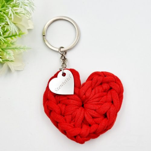 Ajándék tanító néninek, óvó néninek, horgolt szív kulcstartó gravírozott medállal, egyedi ajándékkártyán 