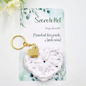 Ajándék tanító néninek, óvó néninek, horgolt szív kulcstartó gravírozott medállal, egyedi ajándékkártyán