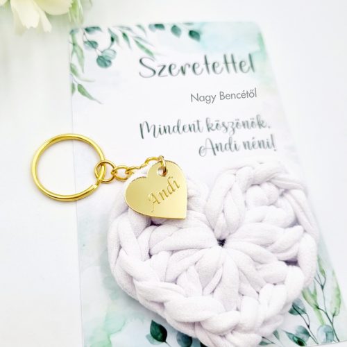 Ajándék tanító néninek, óvó néninek, horgolt szív kulcstartó gravírozott medállal, egyedi ajándékkártyán