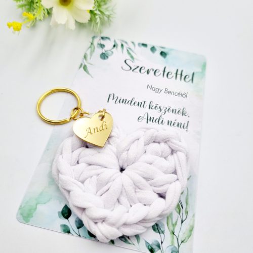 Ajándék tanító néninek, óvó néninek, horgolt szív kulcstartó gravírozott medállal, egyedi ajándékkártyán