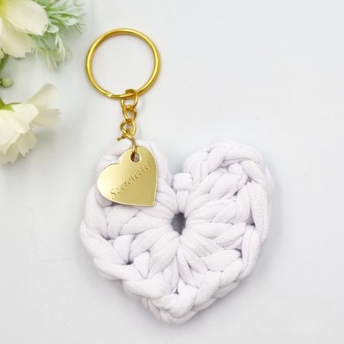 Ajándék tanító néninek, óvó néninek, horgolt szív kulcstartó gravírozott medállal, egyedi ajándékkártyán