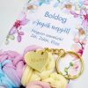 Horgolt virág kulcstartó gravírozott medállal, egyedi ajándékkártyán - 5 (több szín)