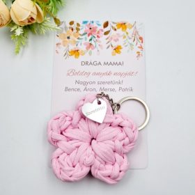 Ajándék anyák napjára, horgolt virág kulcstartó egyedi medállal, ajándékkártyával